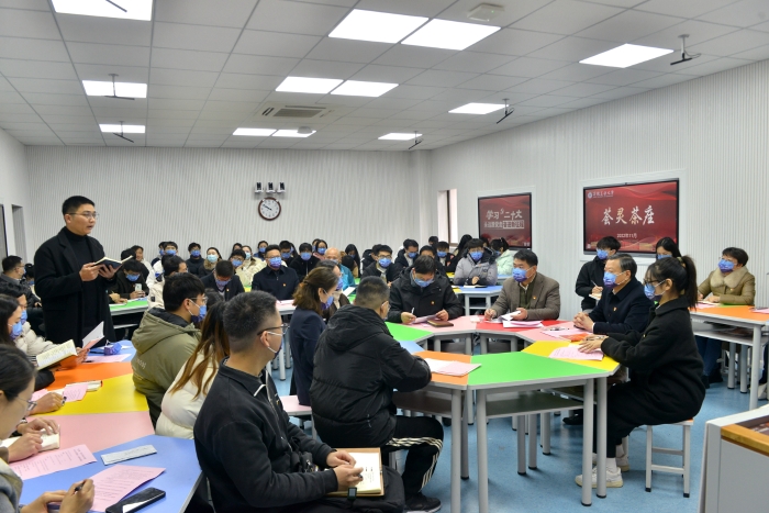 圖1 “薈靈茶座”校領導與學生面對面交流 圖1 “薈靈茶座”校領導與學生面對面交流