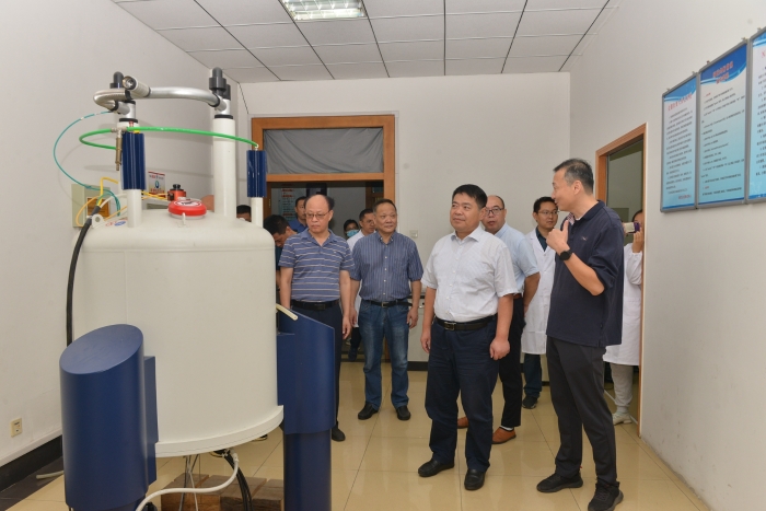 圖4 校領導調研專業實驗室 圖4 校領導調研專業實驗室