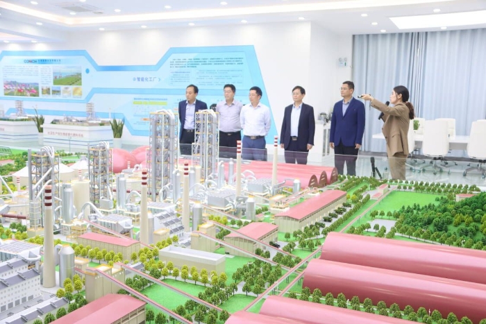 圖5 學校與蕪湖海螺水泥有限公司開展產學研合作 圖5 學校與蕪湖海螺水泥有限公司開展產學研合作